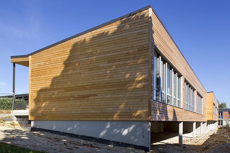 Depuis l'angle sud-est, vue sur la nouvelle construction de 2014. (salle de cours)  © Sonia Dourlot / Région Bourgogne-Franche-Comté, Inventaire du patrimoine - 2014