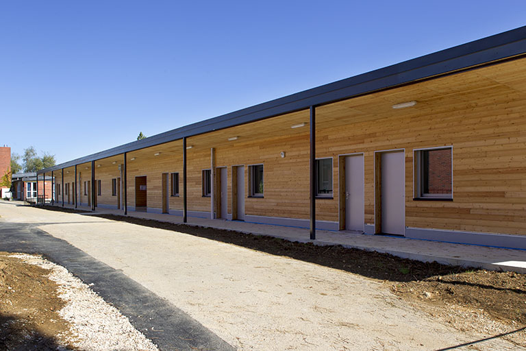 Façade antérieure - ouest - de la nouvelle construction de 2014. (salle de cours)  © Sonia Dourlot / Région Bourgogne-Franche-Comté, Inventaire du patrimoine - 2014