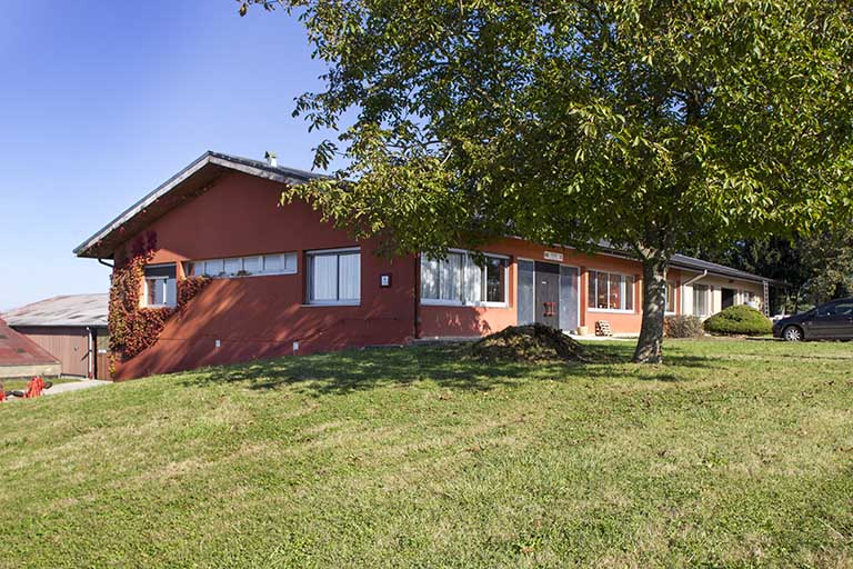 Pignon sud et façade antérieure est du magasin de commerce de l'exploitation. © Sonia Dourlot / Région Bourgogne-Franche-Comté, Inventaire du patrimoine - 2014