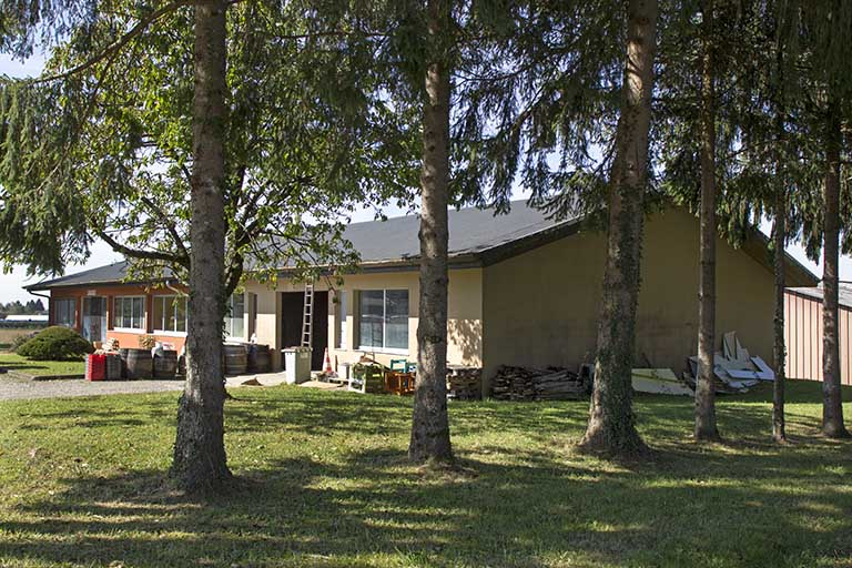 Pignon nord et façade antérieure est du magasin de commerce de l'exploitation. © Sonia Dourlot / Région Bourgogne-Franche-Comté, Inventaire du patrimoine - 2014