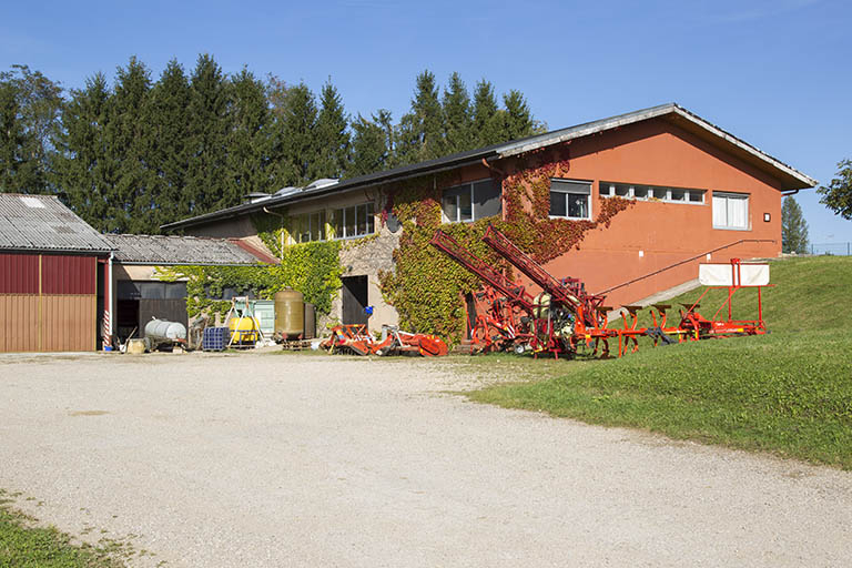 Pignon sud et façade postérieure ouest du magasin de commerce de l'exploitation. © Sonia Dourlot / Région Bourgogne-Franche-Comté, Inventaire du patrimoine - 2014