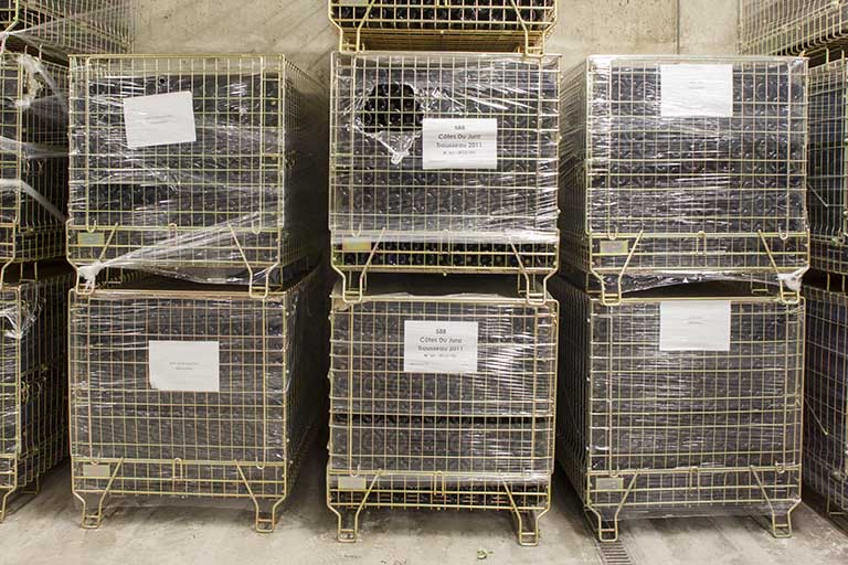 Bouteilles dans le cuvage. © Sonia Dourlot / Région Bourgogne-Franche-Comté, Inventaire du patrimoine - 2014