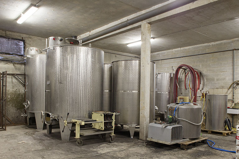 Cuves dans le cuvage. © Sonia Dourlot / Région Bourgogne-Franche-Comté, Inventaire du patrimoine - 2014