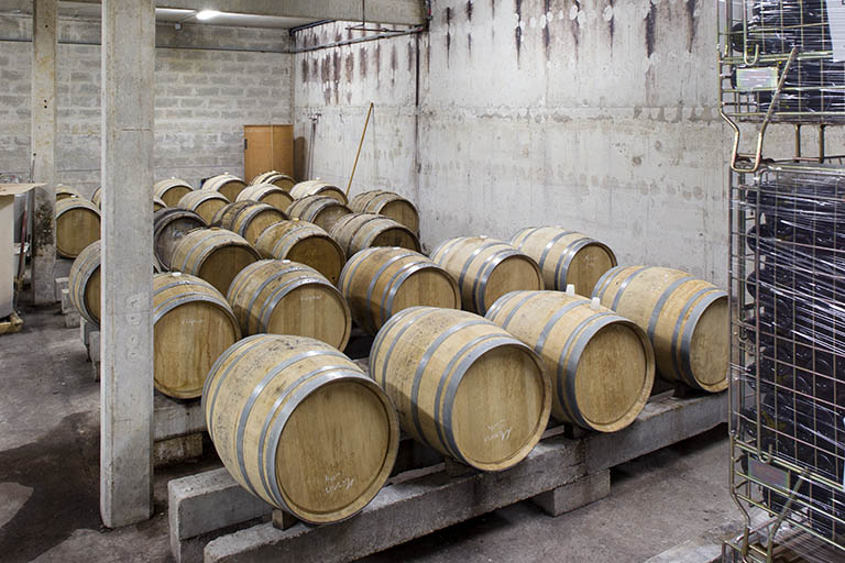 Tonneaux dans le cuvage. © Sonia Dourlot / Région Bourgogne-Franche-Comté, Inventaire du patrimoine - 2014