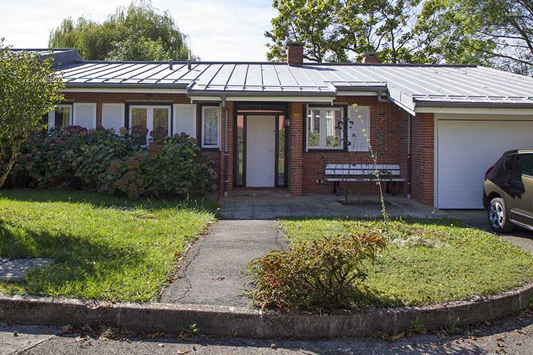 Logements : détail de la façade sur rue de la barre sud.  © Sonia Dourlot / Région Bourgogne-Franche-Comté, Inventaire du patrimoine - 2014