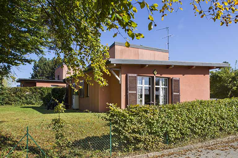 Logements : pignon sud des logements individuels au sud, le long de l'avenue. © Sonia Dourlot / Région Bourgogne-Franche-Comté, Inventaire du patrimoine - 2014