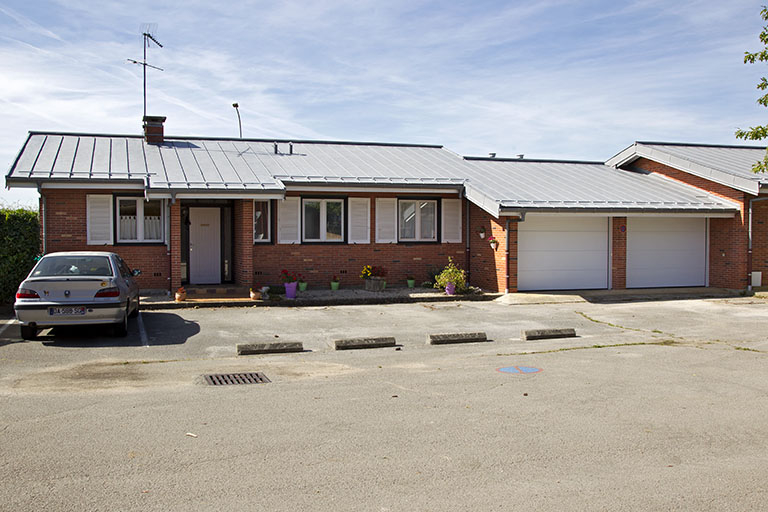 Logements : détail de la façade sur rue de la barre sud.  © Sonia Dourlot / Région Bourgogne-Franche-Comté, Inventaire du patrimoine - 2014
