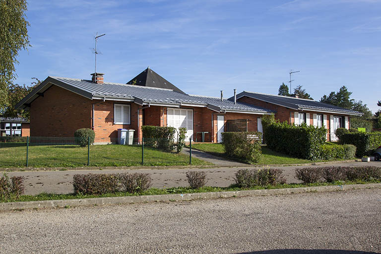 Logements : vue postérieure sur rue des deux logements nord.  © Sonia Dourlot / Région Bourgogne-Franche-Comté, Inventaire du patrimoine - 2014