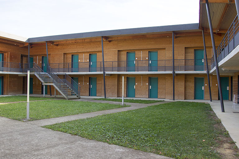 Cour du bâtiment d'hébergement adultes. © Sonia Dourlot / Région Bourgogne-Franche-Comté, Inventaire du patrimoine - 2014