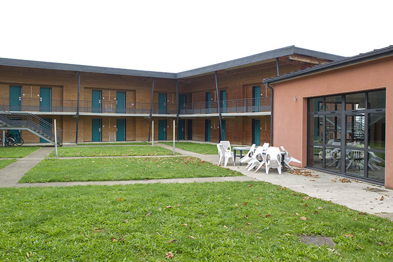 Cour du bâtiment d'hébergement adultes. © Sonia Dourlot / Région Bourgogne-Franche-Comté, Inventaire du patrimoine - 2014