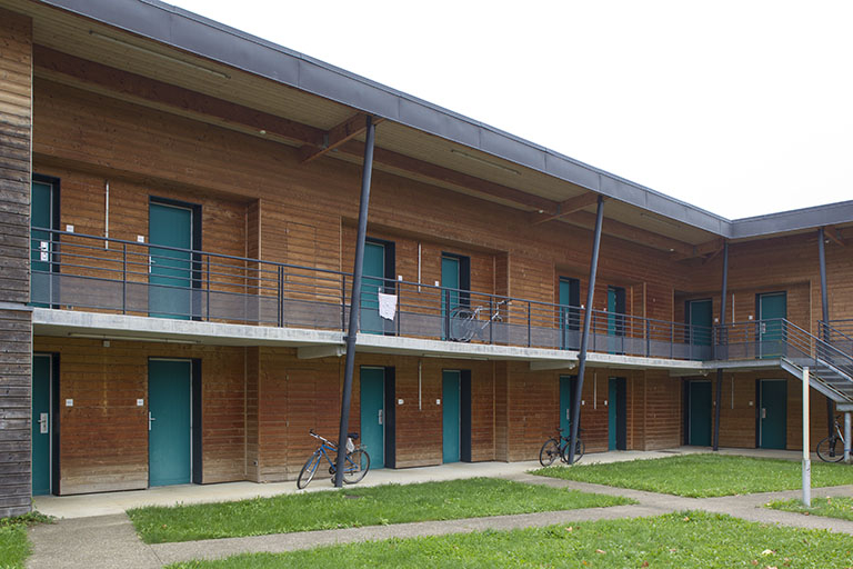 Détail de la façade intérieure de l'aile est du bâtiment d'hébergement adultes. © Sonia Dourlot / Région Bourgogne-Franche-Comté, Inventaire du patrimoine - 2014
