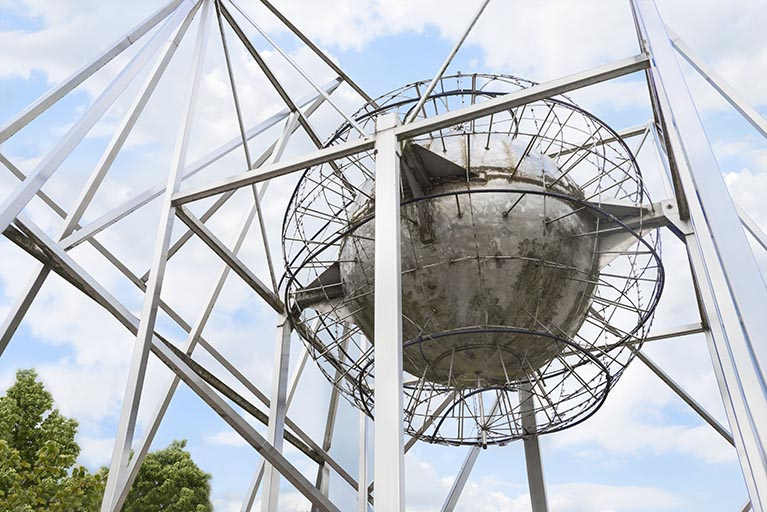 Détail de la sphère. © Mary Ruffinoni / Région Bourgogne-Franche-Comté, Inventaire du patrimoine - 2014