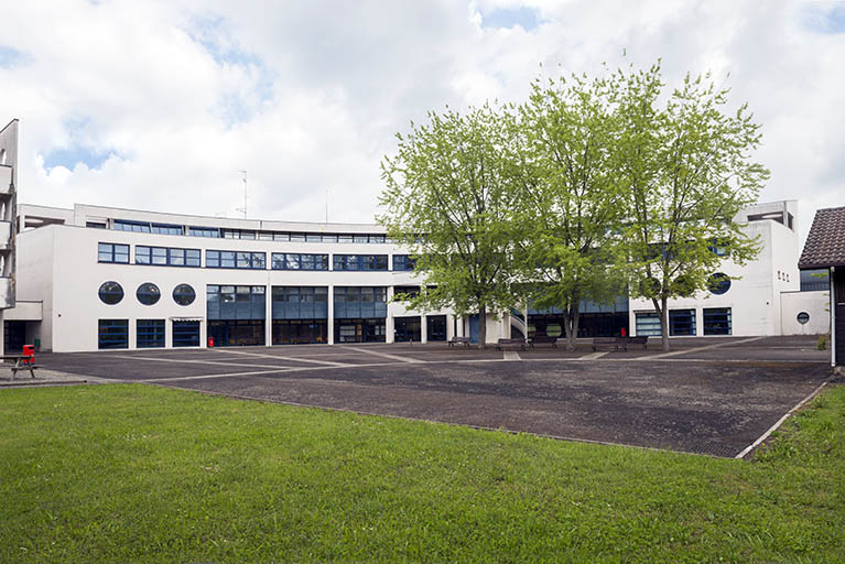 Cour postérieure et façade sud de l'externat semi-circulaire. © Mary Ruffinoni / Région Bourgogne-Franche-Comté, Inventaire du patrimoine - 2014