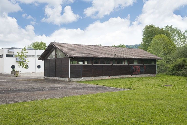 Angle sud-ouest du chalet dans la cour. © Mary Ruffinoni / Région Bourgogne-Franche-Comté, Inventaire du patrimoine - 2014