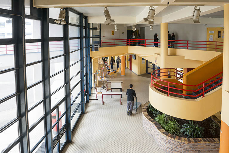 Héricourt, lycée Louis Aragon : vue sur le hall d'entrée. © Mary Ruffinoni / Région Bourgogne-Franche-Comté, Inventaire du patrimoine - 2014 Héricourt, lycée Louis Aragon : vue sur le hall d'entrée. © Mary Ruffinoni / Région Bourgogne-Franche-Comté, Inventaire du patrimoine - 2014