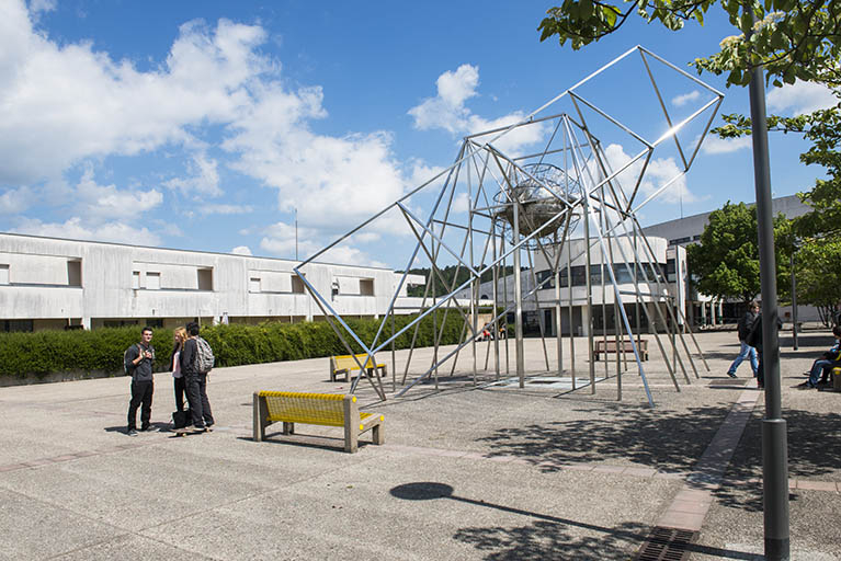 L'oeuvre sur sa place Elsa Triolet, vue de l'ouest. © Mary Ruffinoni / Région Bourgogne-Franche-Comté, Inventaire du patrimoine - 2014