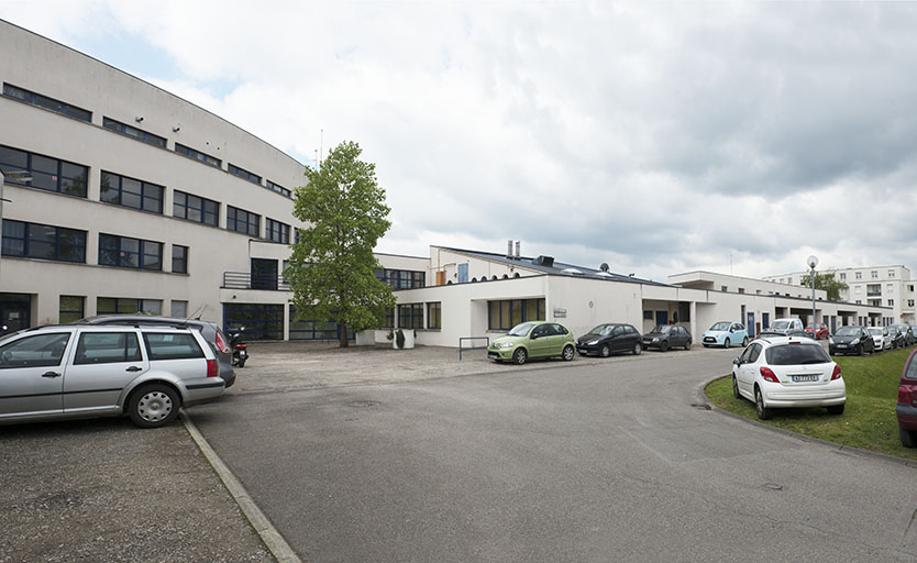 Cour postérieure nord, dite cour d'honneur, au nord de l'externat semi-circulaire, angle nord-est des cuisine et façade nord, garages rue Mendès France. © Mary Ruffinoni / Région Bourgogne-Franche-Comté, Inventaire du patrimoine - 2014