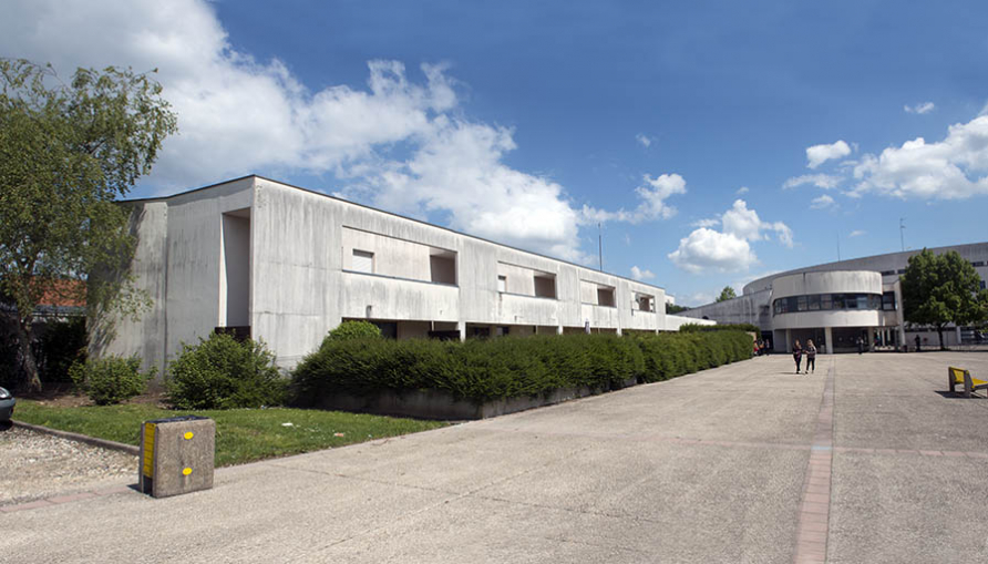 Façade sud des logements de fonction donnant sur la place municipale Elsa Triolet. © Mary Ruffinoni / Région Bourgogne-Franche-Comté, Inventaire du patrimoine - 2014