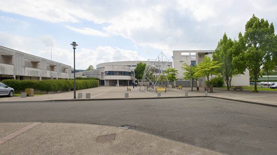 Vue de l'ouest de la place Elsa Triolet. © Mary Ruffinoni / Région Bourgogne-Franche-Comté, Inventaire du patrimoine - 2014