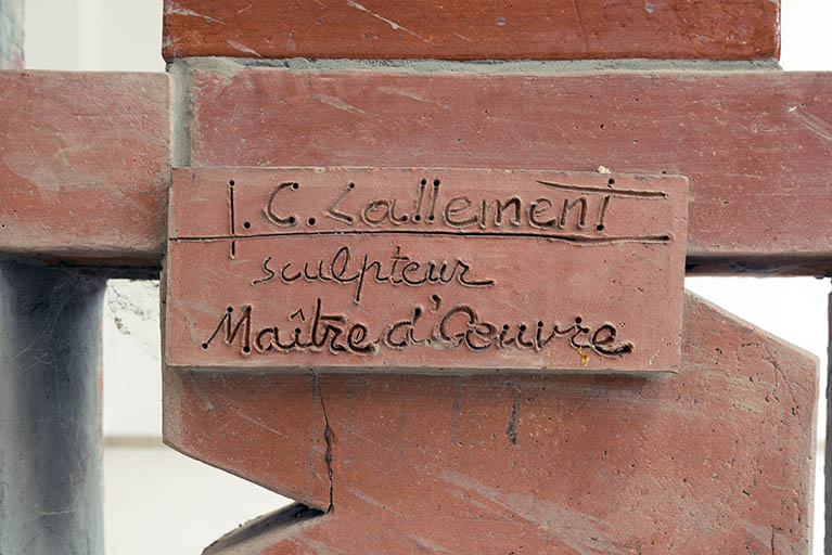 Détail : signature du sculpteur. © Mary Ruffinoni / Région Bourgogne-Franche-Comté, Inventaire du patrimoine - 2014