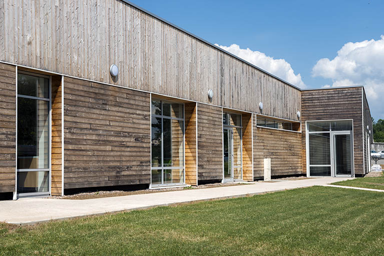 Détail de la façade est de la cantine. © Mary Ruffinoni / Région Bourgogne-Franche-Comté, Inventaire du patrimoine - 2014
