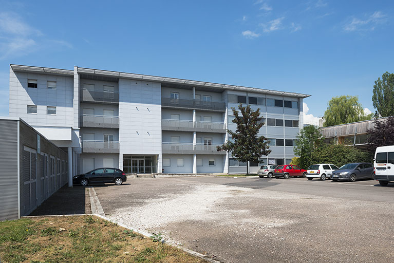 Angle nord-est des resserres et façade antérieure est des logements de fonction. © Mary Ruffinoni / Région Bourgogne-Franche-Comté, Inventaire du patrimoine - 2014