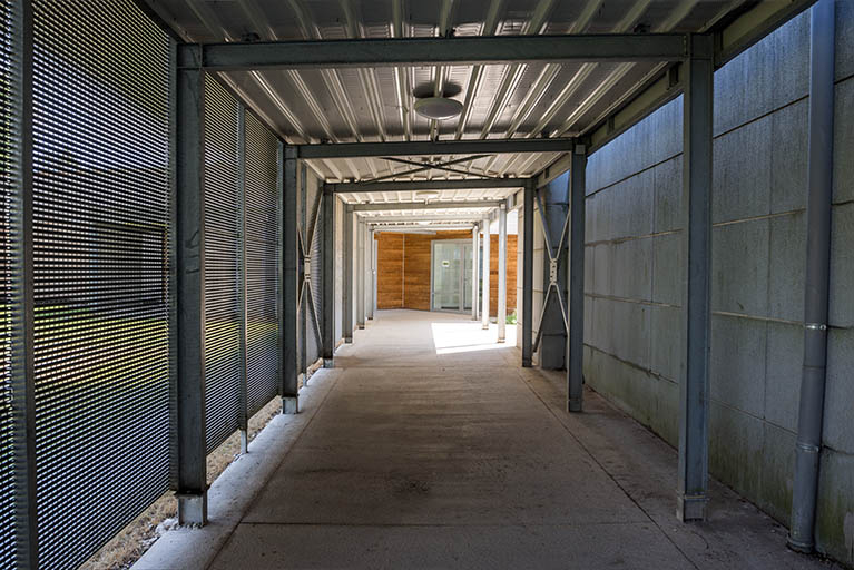 Passage abrité entre l'externat et la cantine. © Mary Ruffinoni / Région Bourgogne-Franche-Comté, Inventaire du patrimoine - 2014