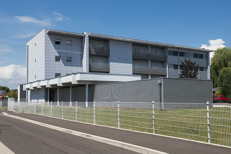 Depuis le sud-est, rue Colomb, vue sur le pignon nord-est des resserres et la façade des logements. © Mary Ruffinoni / Région Bourgogne-Franche-Comté, Inventaire du patrimoine - 2014