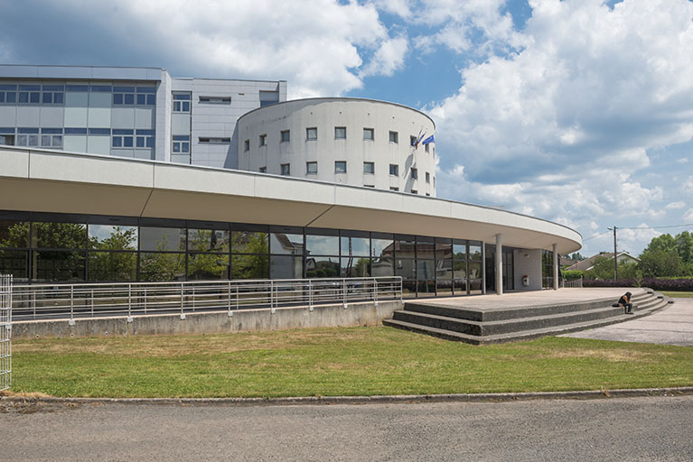 Vues de l'ouest : la place-parvis et la façade d'entrée. © Mary Ruffinoni / Région Bourgogne-Franche-Comté, Inventaire du patrimoine - 2014