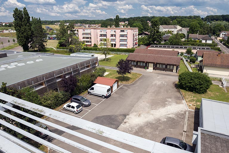 Depuis la terrasse des logements, vue sur la cour à l'est, entre cantine et préfabriqués. © Mary Ruffinoni / Région Bourgogne-Franche-Comté, Inventaire du patrimoine - 2014