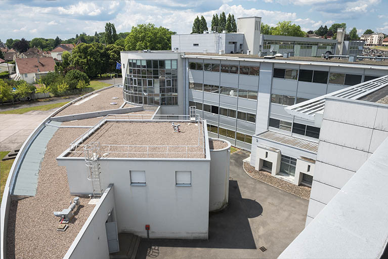 Depuis la terrasse des logements, vue sur la façade postérieure, la loge du concierge, la terrasse de l'administration et l'internat-externat. © Mary Ruffinoni / Région Bourgogne-Franche-Comté, Inventaire du patrimoine - 2014