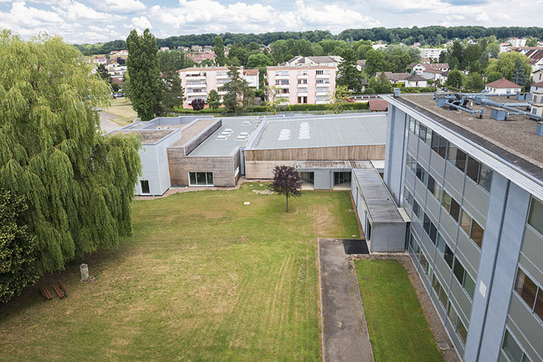 Vue vers l'est, la cantine et la façade postérieure nord de l'externat-internat. © Mary Ruffinoni / Région Bourgogne-Franche-Comté, Inventaire du patrimoine - 2014
