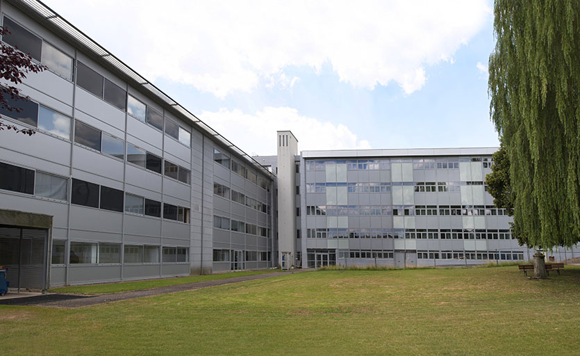 Cour devant les façades orientales des externats et la façade septentrionale de l'internat-externat. © Mary Ruffinoni / Région Bourgogne-Franche-Comté, Inventaire du patrimoine - 2014