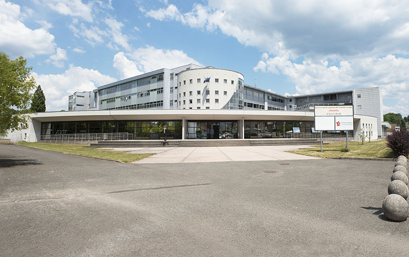 Lure, lycée Georges Colomb : place-parvis et façade de l'entrée. © Mary Ruffinoni / Région Bourgogne-Franche-Comté, Inventaire du patrimoine - 2014 Lure, lycée Georges Colomb : place-parvis et façade de l'entrée. © Mary Ruffinoni / Région Bourgogne-Franche-Comté, Inventaire du patrimoine - 2014