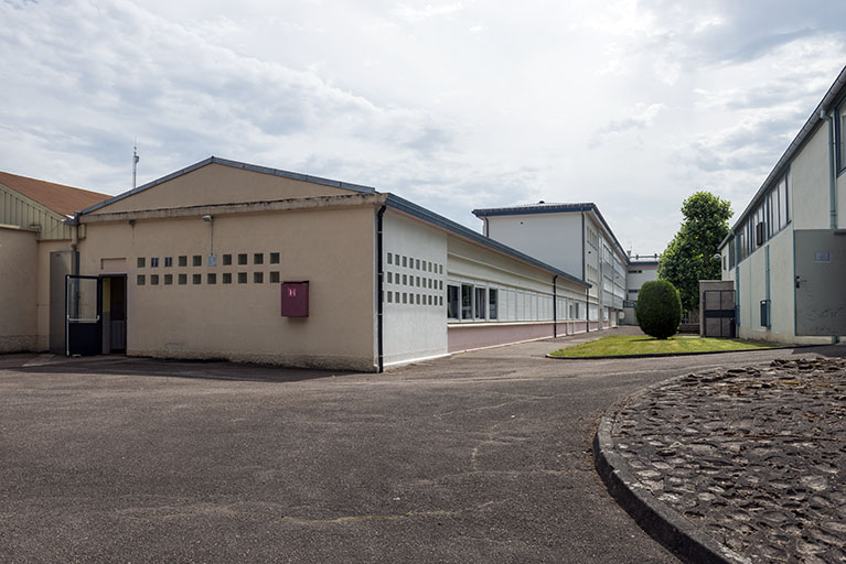 Ateliers : extrémité du bâtment et façade antérieure de l'atelier gros-oeuvre. © Mary Ruffinoni / Région Bourgogne-Franche-Comté, Inventaire du patrimoine - 2014