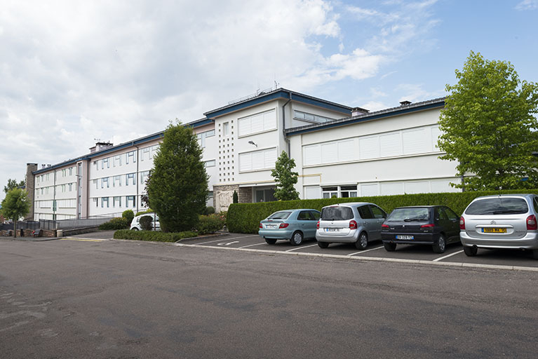 Façades postérieures  et stationnements.  © Mary Ruffinoni / Région Bourgogne-Franche-Comté, Inventaire du patrimoine - 2014