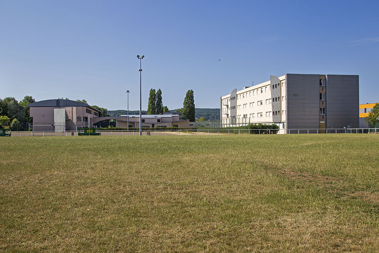 Façades nord des externats depuis le stade au nord. © Sonia Dourlot / Région Bourgogne-Franche-Comté, Inventaire du patrimoine - 2014