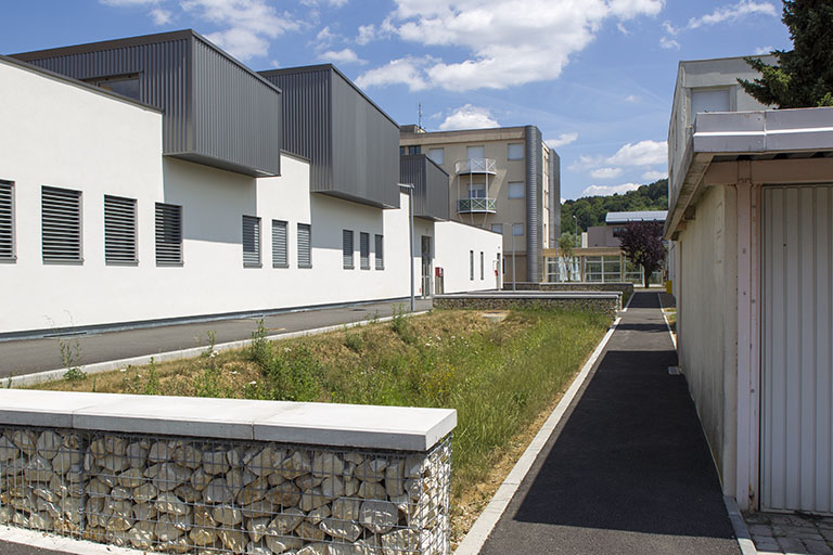Façade sud du pôle hôtelier, vue de trois-quart sud-ouest. © Sonia Dourlot / Région Bourgogne-Franche-Comté, Inventaire du patrimoine - 2014