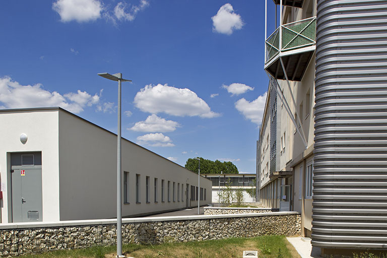 Façade est du pôle hôtelier, vue de trois-quart sud-est. © Sonia Dourlot / Région Bourgogne-Franche-Comté, Inventaire du patrimoine - 2014