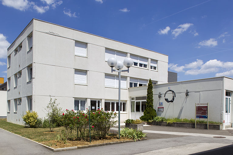 Entrée de l'ancien restaurant pédagogique et logements.  © Sonia Dourlot / Région Bourgogne-Franche-Comté, Inventaire du patrimoine - 2014