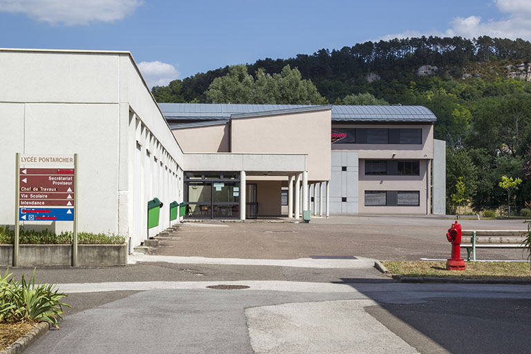 Cour, façade sud de l'externat, façade ouest de l'externat est.  © Sonia Dourlot / Région Bourgogne-Franche-Comté, Inventaire du patrimoine - 2014