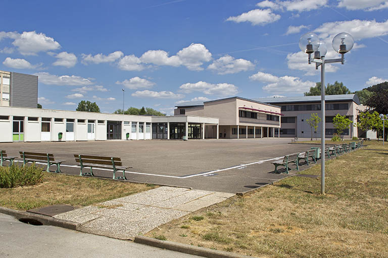 La cour vue du sud-ouest. © Sonia Dourlot / Région Bourgogne-Franche-Comté, Inventaire du patrimoine - 2014