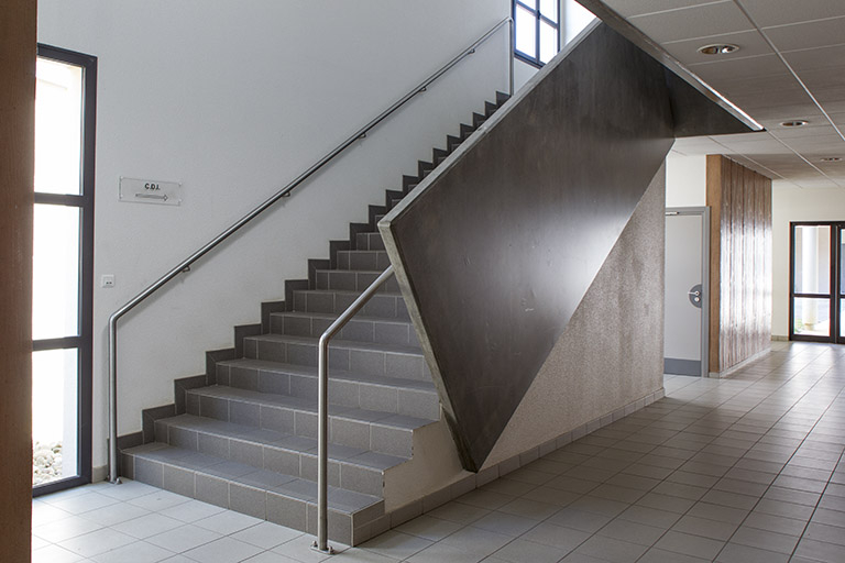 Détail d'escalier dans l'externat est. © Sonia Dourlot / Région Bourgogne-Franche-Comté, Inventaire du patrimoine - 2014