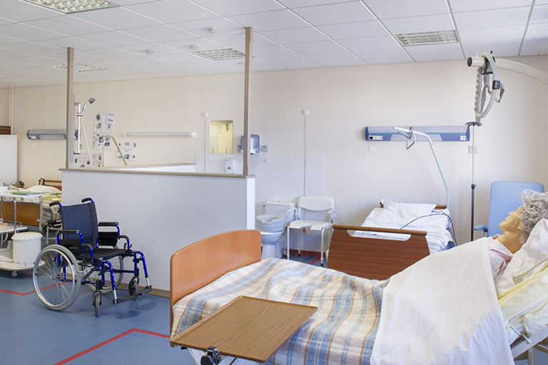 Salle de cours et d'exercice des formations de soins et services à la personne. © Sonia Dourlot / Région Bourgogne-Franche-Comté, Inventaire du patrimoine - 2014