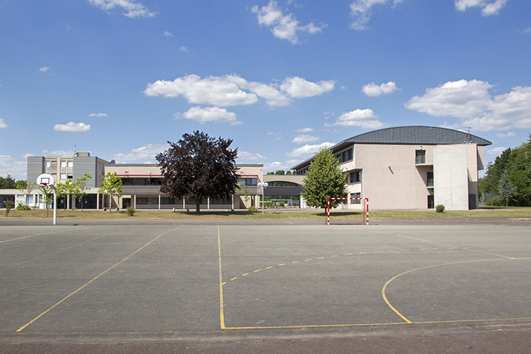 Terrain de sport et façades et pignon sud des externats. © Sonia Dourlot / Région Bourgogne-Franche-Comté, Inventaire du patrimoine - 2014
