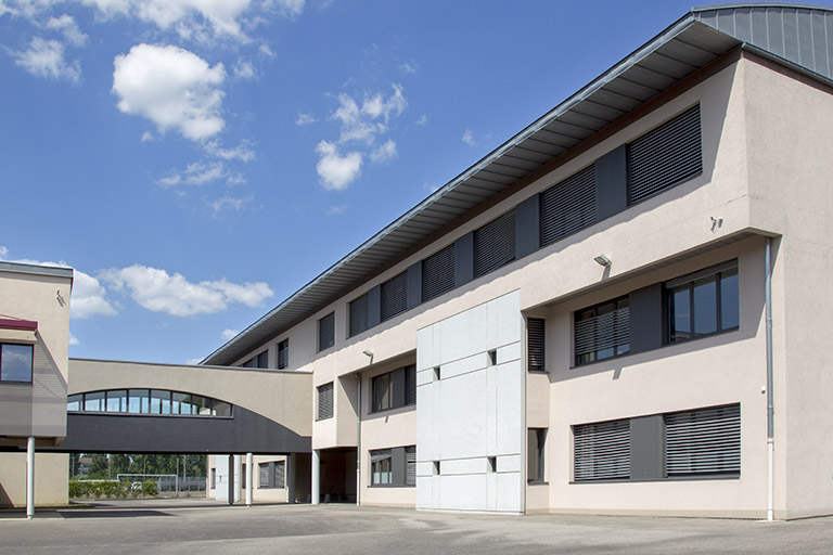 Vue de trois-quart sud-ouest de la façade antérieure de l'externat est et sa liaison aérienne. © Sonia Dourlot / Région Bourgogne-Franche-Comté, Inventaire du patrimoine - 2014