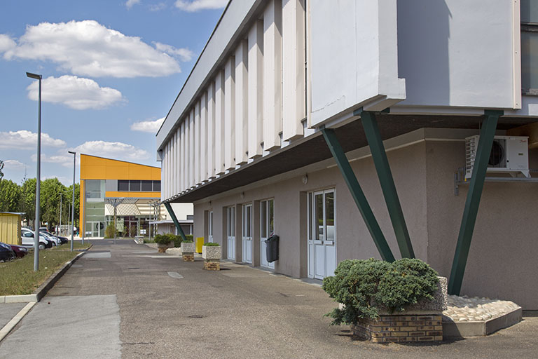 Angle sud-ouest de la cantine, les entrées et sorties sur la façade ouest. © Sonia Dourlot / Région Bourgogne-Franche-Comté, Inventaire du patrimoine - 2014
