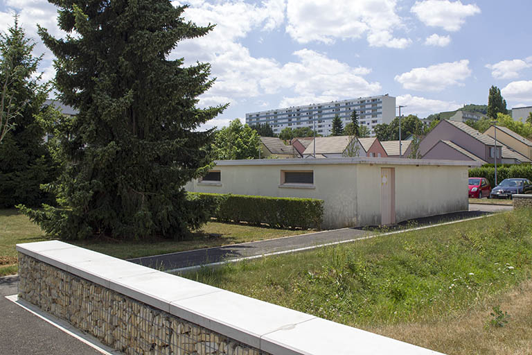Façade postérieure est et pignon nord du local à vélo et garages. © Sonia Dourlot / Région Bourgogne-Franche-Comté, Inventaire du patrimoine - 2014