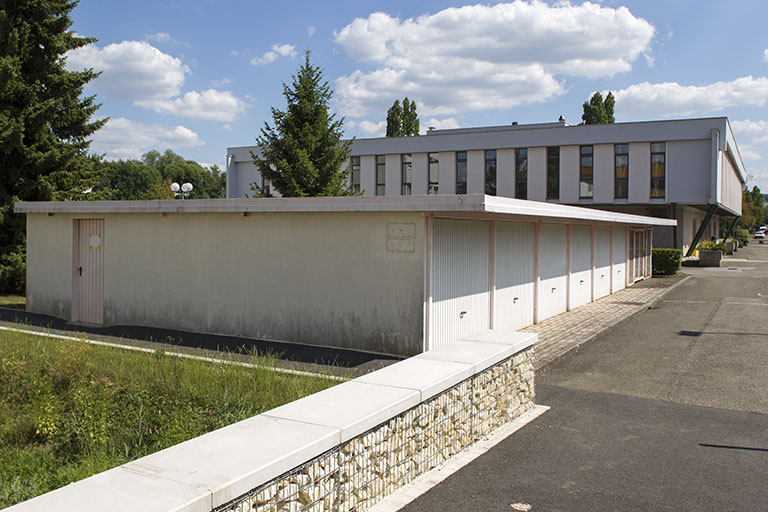 Vue d'ensemble des façades ouest du local à vélo et garages et de la cantine. © Sonia Dourlot / Région Bourgogne-Franche-Comté, Inventaire du patrimoine - 2014