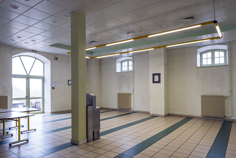 Vue intérieure du mur sud-est de la cantine. © Mary Ruffinoni / Région Bourgogne-Franche-Comté, Inventaire du patrimoine - 2014